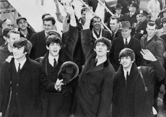 1964年，披头士乐队抵达纽约肯尼迪机场