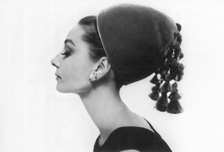 奥黛丽·赫本于1964年佩戴这顶帽子所拍摄的杂志封面