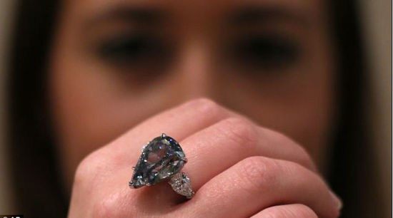 该蓝色钻石估价大约在1250万英镑至1360万英镑之间