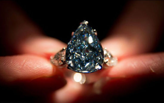 这颗蓝色钻石重达13.22克拉