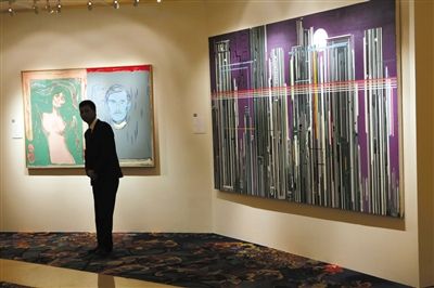 安迪·沃霍尔的《自画像、手臂骨骼与麦当娜》（图中左边作品）估价为1000万至1500万元。新京报记者 秦斌 摄