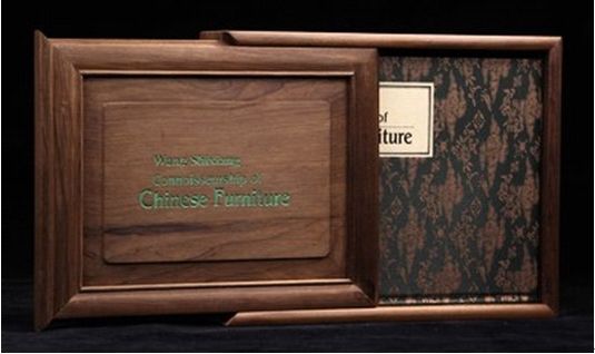  143215007号藏品，“王世襄”限量签名本《明式家具研究》精装带原木书盒一套，王世襄先生被称为“京城第一大玩家”。此件其亲笔签名本，足见其珍贵。