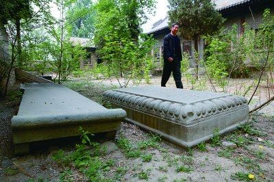 赵宝军在纳兰家庙里，他曾将捡到的纳兰性德的墓志盖送到纳兰性德博物馆 摄 法制晚报记者 吴海浪