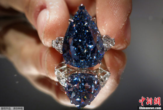 4月11日，美国纽约，佳士得拍卖行展出世界最大的无暇鲜彩蓝钻，这颗蓝钻将被进行拍卖，估价在2100万美元至2500万美元。