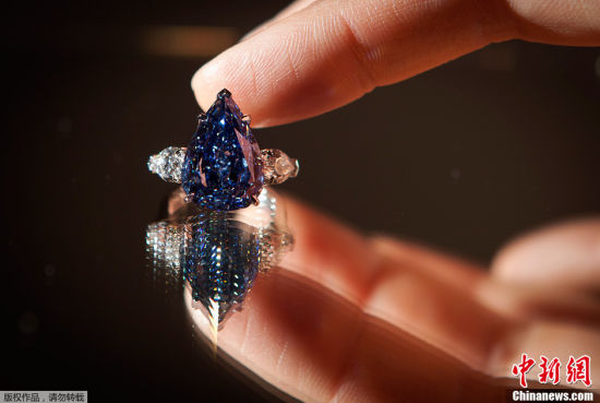 4月11日，美国纽约，佳士得拍卖行展出世界最大的无暇鲜彩蓝钻，这颗蓝钻将被进行拍卖，估价在2100万美元至2500万美元。