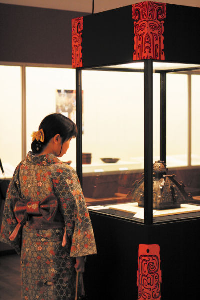 2005年5月15日，日本爱知世博会期间，一位盛装日本女士在观赏展出的皿方罍。潘勇摄