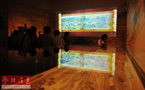 资料图片：2010年6月20日，在“街城叠影”展项区，游客在欣赏《康熙南巡图卷》及三维视频。新华社记者王建威摄 图片来源于 参考消息网