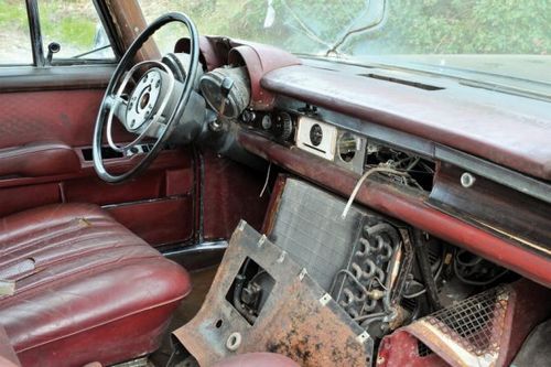 奔驰稀有古董车被弃30年 仍以443万元高价拍卖