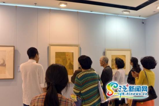 市民、游客在欣赏参展的艺术品。(姚欢摄)