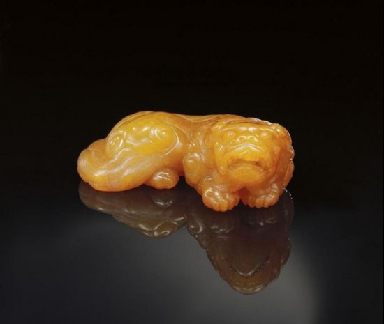 明十七世纪 田黄石雕瑞狮纸镇 香港苏富比2006年秋拍，成交价3932万港元，是目前最贵的一件田黄拍品
