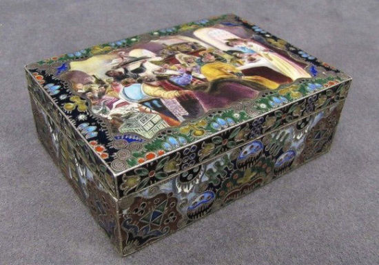 阿尔伯特·拉比扎德现在必须为这件19世纪俄罗斯银质珐琅盒子支付40万美元。