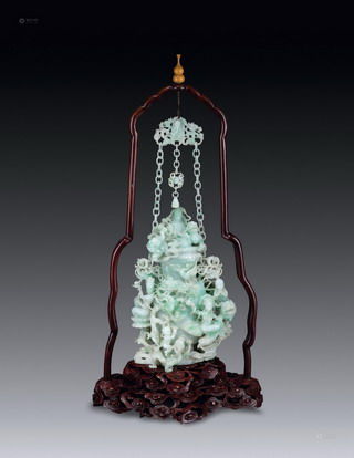 翡翠链条龙瓶 　尺寸：长20cm，宽10cm， 高35cm 连底座高度：45cm 　RMB：2,000,000 ~ 3,000,000