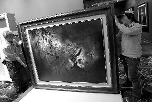 赵无极的画作《抽象》在京开箱，该作品为此次苏富比在京拍卖的最大亮点。 本报记者 孙戉摄