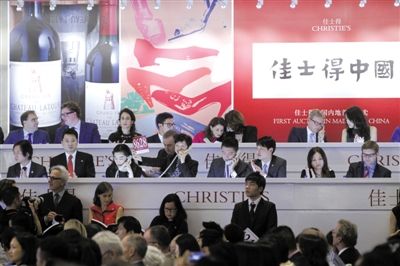 2013年9月26日晚，佳士得在上海举行的中国内地首场拍卖，现场座无虚席，仅在内场就约有千人竞拍。本版图片 CFP
