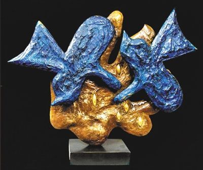 《蓝色和平鸽》是布拉克向毕加索致敬的作品。两只鸟有阴阳之喻，金黄色底色呈手的形状，象征大地，5个点代表五大洲。