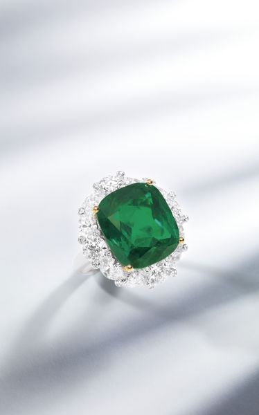 15.22卡拉古垫形天然哥伦比亚祖母绿镶钻指环（估价700万至800万港元／90万至100万美元）