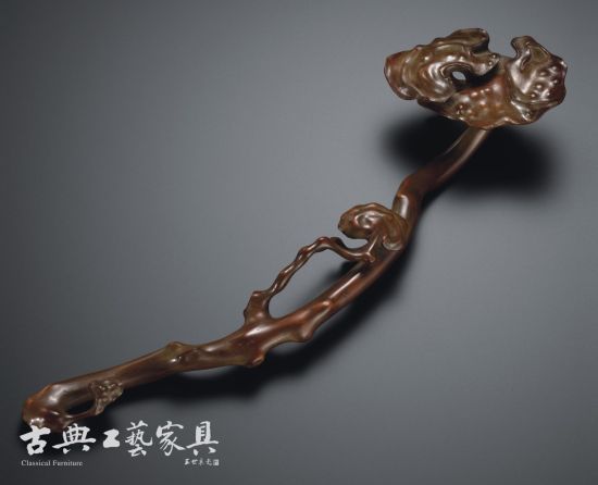 清十七十八世纪 黄杨木镂雕灵芝如意 尺寸：40.5cm 成交价：HKD250,000