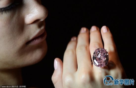 模特展示苏富比“粉红星”的钻石