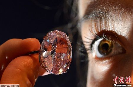 这颗名为“粉红之星”（The Pink Star）的钻石呈椭圆形，内部纯洁无瑕，晶莹剔透