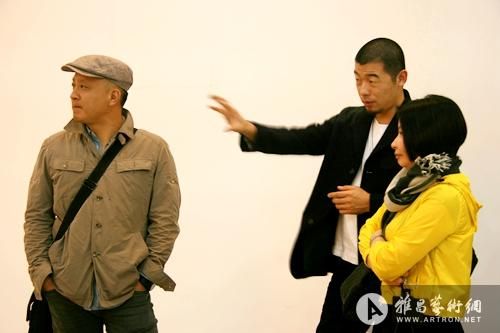 史金淞、艺术家、泓盛三方在拍卖双年展布展现场进行讨论