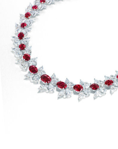 红宝石钻石蝴蝶项链以1800万元人民币的价格成交，是佳士得首拍成交价最高拍品。