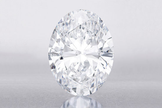 在苏富比此次的拍卖会上，图中的这颗118克拉椭圆形钻石被一位亚洲私人买家拍得，成交价达3080万美元，创下了白钻的最高拍卖价格。