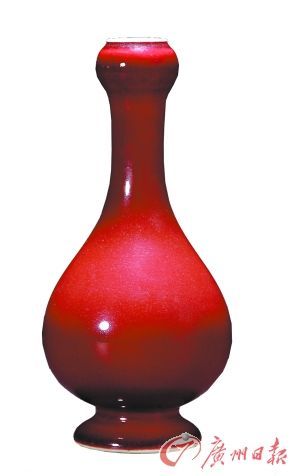 清雍正窑 霁红釉蒜头瓶，高18厘米。