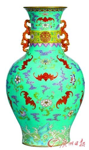 松石绿地粉彩折枝花卉福寿延绵双龙耳瓶，15040000港元。 
