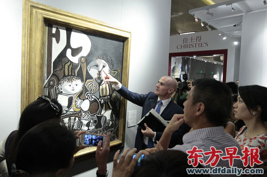 昨日，现场工作人员向观众介绍毕加索作品《克洛德和帕洛玛》。佳士得中国内地首拍预展在上海静安香格里拉酒店举行。早报记者 高剑平 图