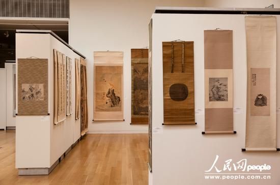 此次纽约苏富比中国古代书画专场拍卖会共有266件名家书画作为拍品。 人民网美国公司实习记者 牟歌 摄