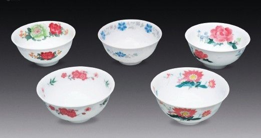 在湘绣湘瓷艺术精品拍卖会上，一套74 版毛瓷碗以800 万元的天价摘得“标王”桂冠