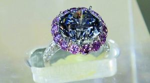 这枚7．6克拉圆形无瑕疵深蓝色钻石也将出现在同一场拍卖会上，预计成交价1900万美元。