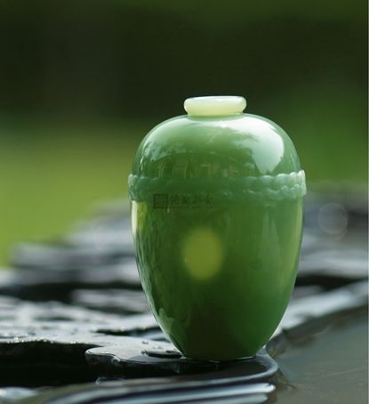 　扬州玉雕名家王金高作品，形制优美，比例恰当