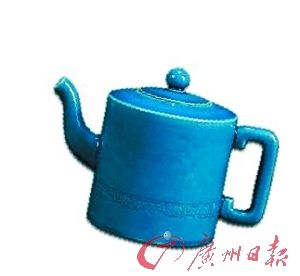 清代孔雀蓝釉茶壶。