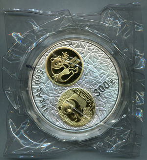 002年熊猫金币发行二十周年1公斤镶金精制银币
