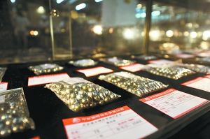 海关拍卖 1600多颗黑珍珠抢拍一空