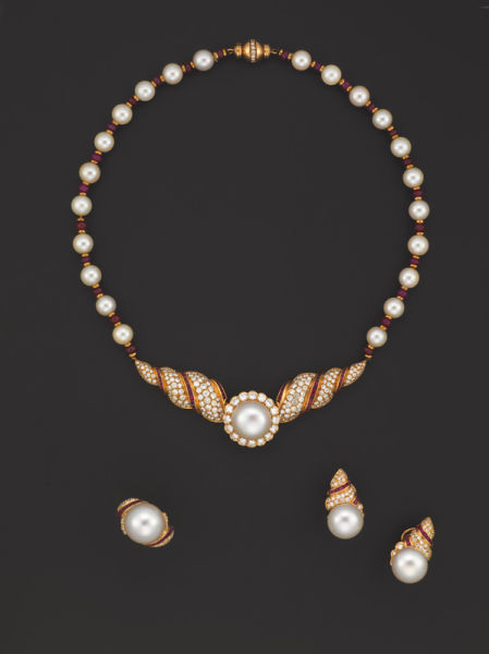 养殖珍珠、钻石及红宝石项链、戒指及耳环套装