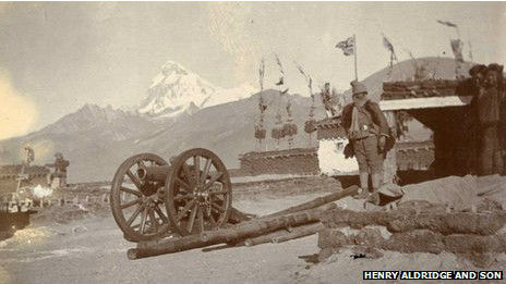 1904年杨哈斯班率领的英印远征军进军拉萨，一名军官拍摄的百余幅照片日前在英国拍卖。