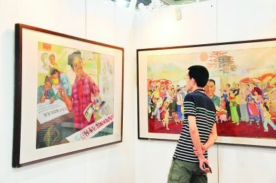 7月10日，西泠印社2013春季拍卖会预展在杭州举行。图为观众在参观预展。朱引炜 CFP