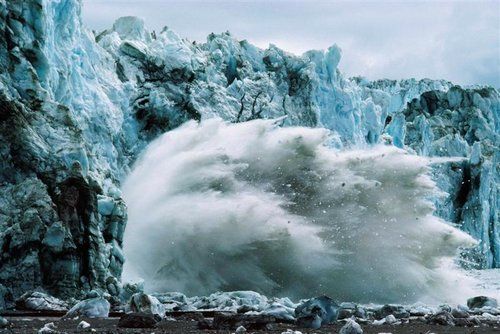 哈伯德冰川坍塌。影师Chris Johns