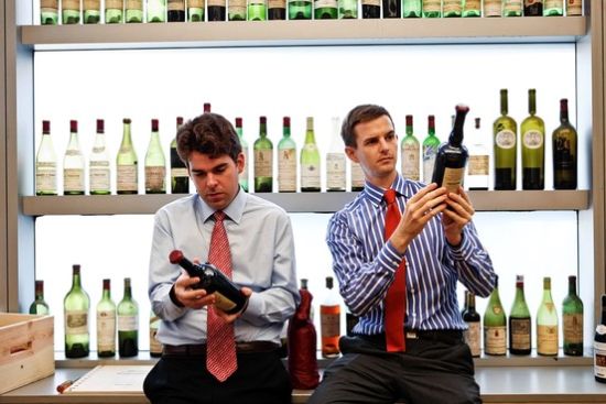 在苏富比位于曼哈顿的总部，该拍卖行的两名年轻葡萄酒专家检查待拍葡萄酒。