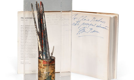 培根送给巴克的画笔，以及带有签名的书