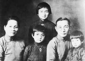 林语堂与妻子及三个女儿合影