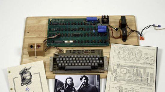 这是一台苹果公司1976年生产的Apple 1计算机，是苹果的首款个人电脑