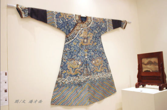 清十九世纪·蓝地革丝金龙纹吉服袍