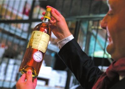 5月28日，法国伊西莱穆利诺，爱丽舍宫准备拍卖的红酒预展。 图/东方IC