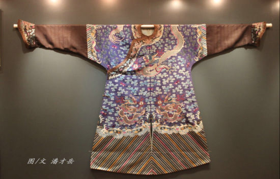 香港佳士得2013春拍·清光绪-蓝地缎绸五蟒袍