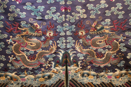 香港佳士得2013春拍·清光绪-蓝地缎绸五蟒袍