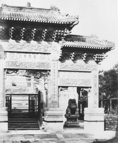 菲利斯·比托(Felice Beato)拍摄的包 括 有 “ 北 京 最 早 的 全 景 照 片 ” 在 内 的 一 组 原 版 蛋 白 老 照 片 以21.85万英镑(约合人民币210万元)的价格拍出，创出近年来19世纪中国老照片单标的价格的新高。此图为该组照片中的一幅《北京的公园》