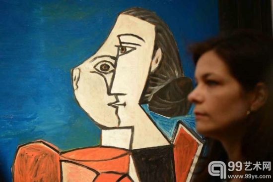 毕加索作品“Femme assise en costume rouge sur fond bleu”将于本周在佳士得进行拍卖